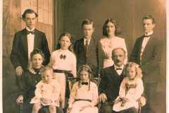 Thomsen-Family-photo-Anton-Thomsen-right-front-and-Lily-Ferdinanda-Thomsen-nee-Schliemann-left